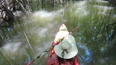 Tropikal nehir eylem kamera Pov arka arka görünümünü kız kürek Kayık tekne üzerinde kayak kadın