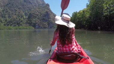 Güzel lagün eylem kamera Pov kayık teknede oturan kızın Kayak kürek çekmeye kadın