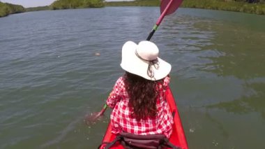 Güzel lagün eylem kamera Pov kayık teknede oturan kızın Kayak kürek çekmeye kadın