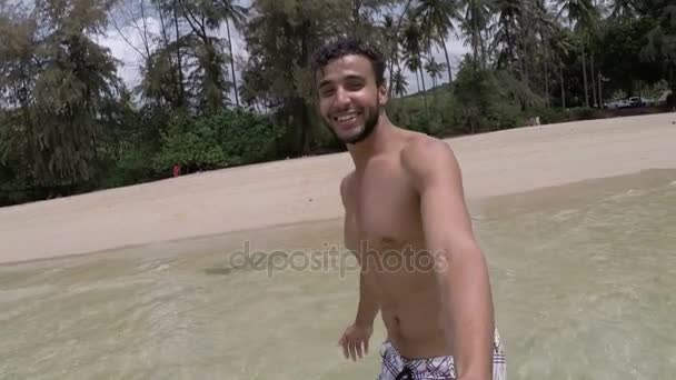 Guapo latino hombre caminar en playa celebración mano hablando acción cámara pov de joven pareja en la playa — Vídeo de stock