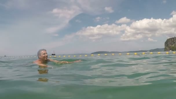 아름 다운 해변에서 젊은 남자의 바다 물 액션 카메라 Pov에서 행복 한 남자 수영 — 비디오