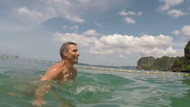 Щаслива людина плавання в морі води Дія камери Pov молодий хлопець на красивому пляжі — стокове відео