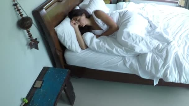 Kadın sabah uyku yürüme yatak odasında yürüyen adam POV — Stok video