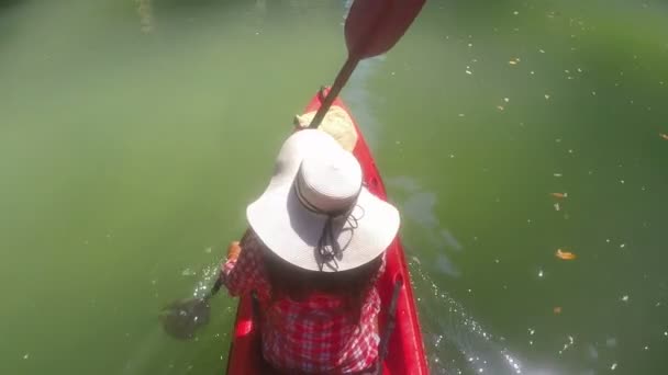 Visão de ângulo superior da mulher de caiaque na câmera de ação da lagoa POV da menina de remo no barco de caiaque — Vídeo de Stock