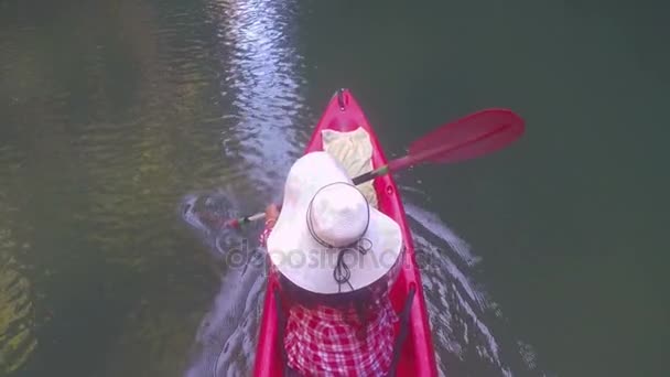 Mulher de caiaque na lagoa ângulo superior Ver ação câmera POV da menina de remo no barco de caiaque — Vídeo de Stock