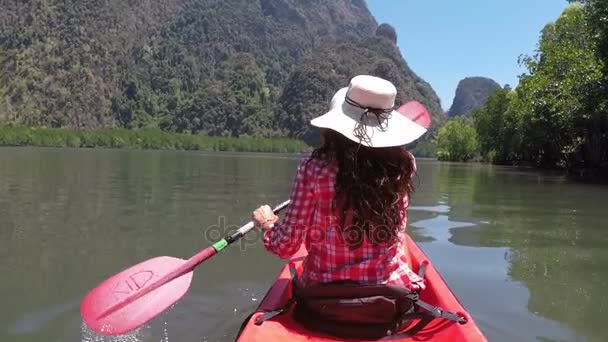 Mulher de caiaque na bela câmera de ação da lagoa POV de Rapariga de remo no barco de caiaque no mar — Vídeo de Stock