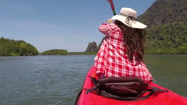 Kobieta, spływy kajakowe w pięknej laguny działania aparatu Pov z dziewczyna Wiosłowanie na kajak łodzią w morze — Wideo stockowe