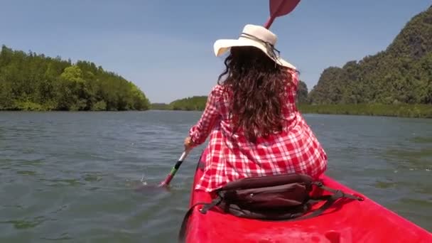 Donna canottaggio kayak in laguna azione fotocamera punto di vista posteriore posteriore di ragazza paddling su kayak barca — Video Stock