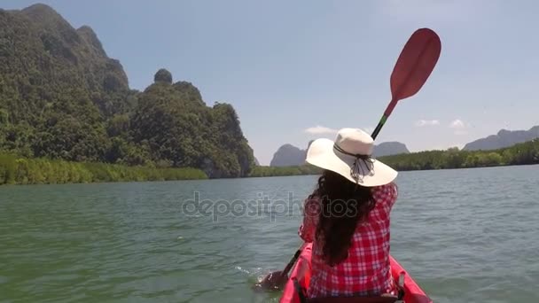 Donna canottaggio kayak in laguna azione fotocamera punto di vista posteriore posteriore di ragazza paddling su kayak barca — Video Stock