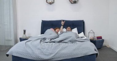 Çocuklar sabah yatakta yatan anne atla aile birlikte mutlu Berdoom içinde gülümseyen