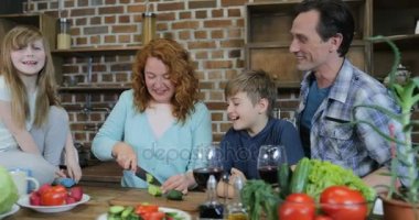 Mutlu aile yardım anne mutfak anne iki çocuk, evde yiyecek hazırlama söz ile birlikte yemek için