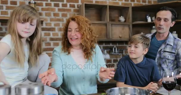 Ouders koken met kinderen In de keuken thuis, gelukkige familie tijd samen doorbrengen tijdens het bereiden van voedsel — Stockvideo