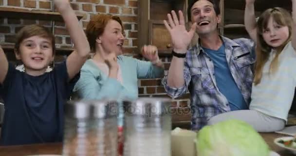 Vrolijke familie In keuken verhogen handen voorzover koken voedsel voor diner samen gelukkig lachend ouders met twee kinderen — Stockvideo