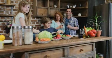 Mutlu aile mutfak, veliler çocuklara yiyecek birlikte doğrama sebze yemek arıyor