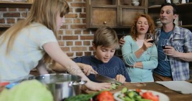 Kesme sebze, mutlu aile birlikte mutfakta yemek hazırlamak yemek ile veliler yardım çocuk