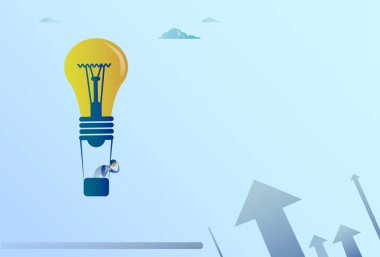 Ampul hava balonu dürbün ile finans büyüme kavramı yukarı okları seyir üzerinde uçan iş adamı