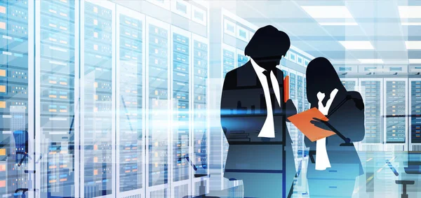 Silhouette personer arbetar i datacenter rum Hosting Server dator Information Database — Stock vektor