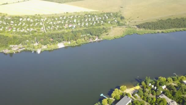 Vista aérea del pueblo cerca del río, Drone Shot Of Paisaje Rural de Verano — Vídeo de stock