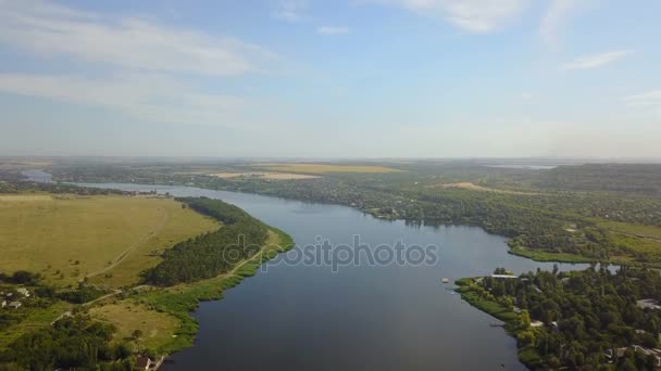 Vista aérea de Blue River con pueblo pequeño y campos en las orillas, tiro drone de paisaje de verano rural — Vídeos de Stock