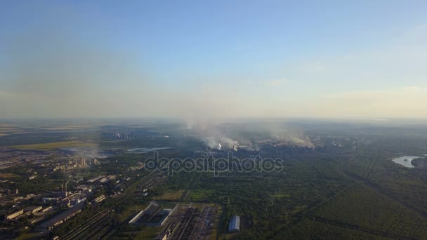 Pole hořící letecký pohled na vysoké půdy v kouři Horizon — Stock video