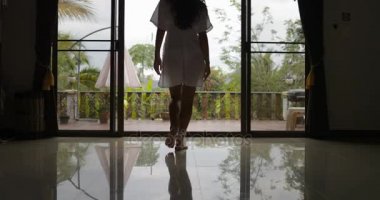 Kız Açık balkon arka arka görünümü, tropik orman sabah Teras için dışarı çıkmak