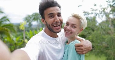 Çift Selfie gülmek açık havada bitti tropik orman, genç adam ve gülümseyen kadın mutlu konuşmak kucaklayan fotoğraf çekmek