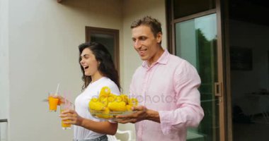 Tablo iletişim oturan konuşurken Teras genç arkadaşlar yemek yiyecek geçen yemekleri kişiden getirin
