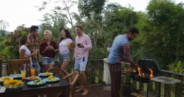 Latin dostum süre pişirme Barbekü arkadaş grubu toplama yaz teras iletişim hücre kullanarak genç insanlar akıllı telefonlar