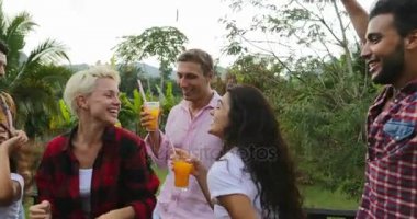 Barbekü mutlu grup neşeli toplama parti yaz terasında yemek yaparken dans gençler