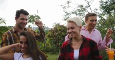 Barbekü mutlu grup neşeli toplama parti yaz terasında yemek yaparken dans gençler