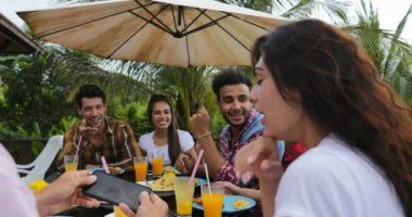 Masada açık havada yemek Teras genç grup üzerinde Closeup iletişim gülümseyen mutlu oturma konuşan insanlar