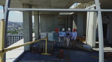 Hava arka arka görünümü şantiye inşaatçılar, proje planını tartışıyor nesne binasında mühendisleri grubu
