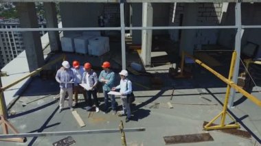 Başarılı takım üreticileri, mühendisler ve mimarlar hava görünümünü sitede inşaat, proje toplantısı işçi