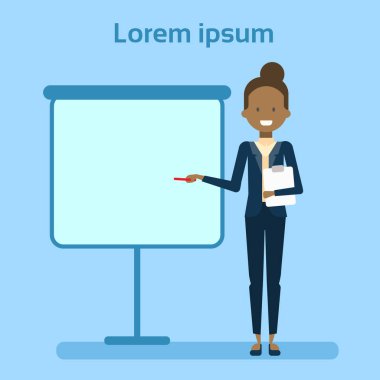 Afro-Amerikan işkadını bir kopya alanı, iş kadın tanıtım veya konferans kavramı gösterilen boş beyaz tahta için işaret