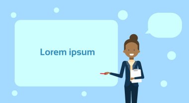 Afro-Amerikan işkadını bir kopya alanı, iş kadın tanıtım veya konferans kavramı gösterilen boş beyaz tahta için işaret