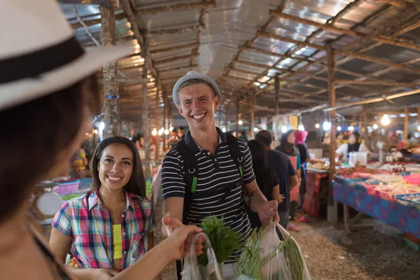 Turistas en el mercado callejero tropical en Tailandia Jóvenes comprando frutas y verduras frescas —  Fotos de Stock