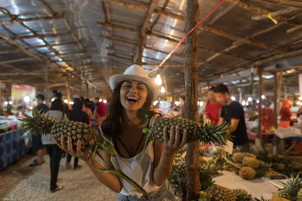 Chica alegre celebrar las compras de piñas en el mercado de la calle tropical en Tailandia Joven turista comprar frutas frescas —  Fotos de Stock