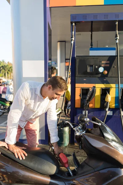Man tanken motorfiets op Station motorrijder benzine fiets — Stockfoto