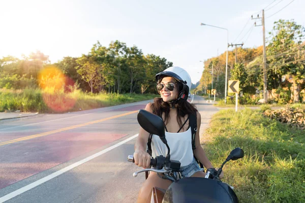 Donna attraente su moto indossare Helemt su strada di campagna bella donna motociclista viaggiare su moto — Foto Stock