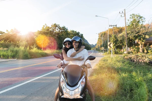 Felice coppia di guida moto in campagna eccitato donna e uomo di viaggio in moto viaggio su strada — Foto Stock