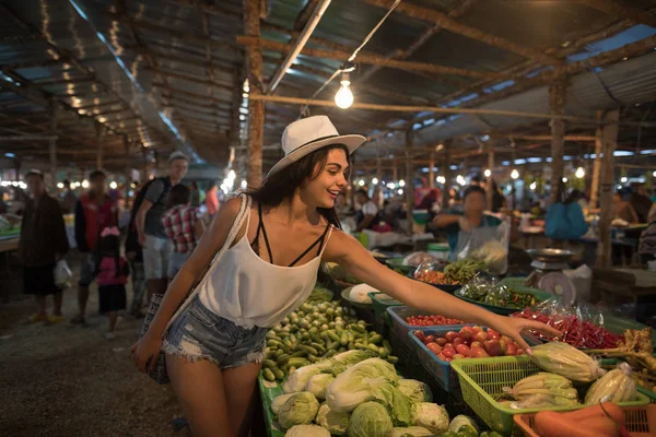 Joven mujer elegir verduras en el mercado chica compras en la calle bazar — Foto de Stock