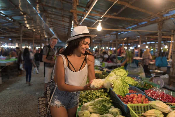 Joven mujer elegir verduras en el mercado chica compras en la calle bazar — Foto de Stock