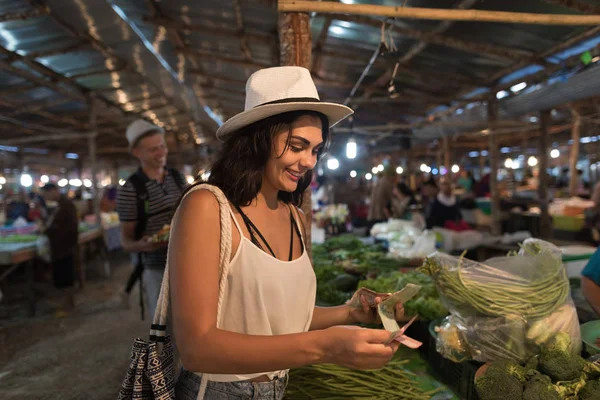 Giovane donna che paga soldi per verdure fresche sulla ragazza del mercato Shopping su Street Bazaar — Foto Stock