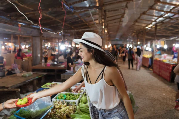 Giovane donna scelta calce su verdure mercato ragazza shopping su strada bazar — Foto Stock