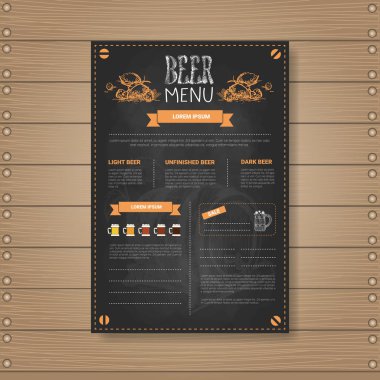 Bira menü tasarımı için ahşap dokulu arka plan üzerinde Chalked Restoran Cafe Pub
