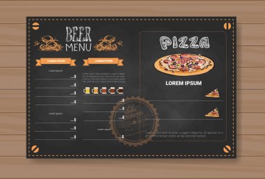 Bira ve Pizza menü tasarımı için ahşap dokulu arka plan üzerinde Chalked Restoran Cafe Pub