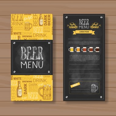 Bira menü Set tasarımı için ahşap dokulu arka plan üzerinde Chalked Restoran Cafe Pub