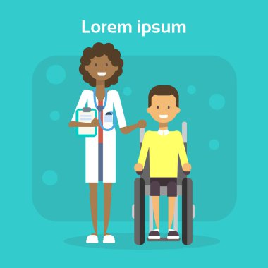 Tıbbi doktor tekerlekli sandalye Sit tekerlekli sandalye sakatlık kavramı üzerinde mutlu erkek Engelli gülümseyen genç adamla