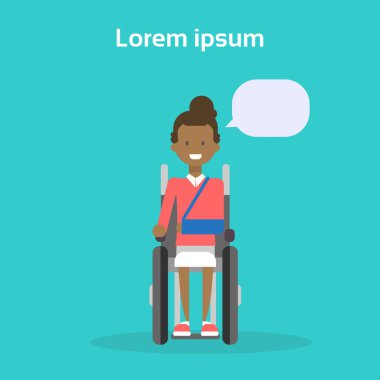 Tekerlekli sandalye Sit tekerlekli sandalye sakatlık kavramı üzerinde mutlu Afrikalı-Amerikalı kadın Engelli gülümseyen genç kadın