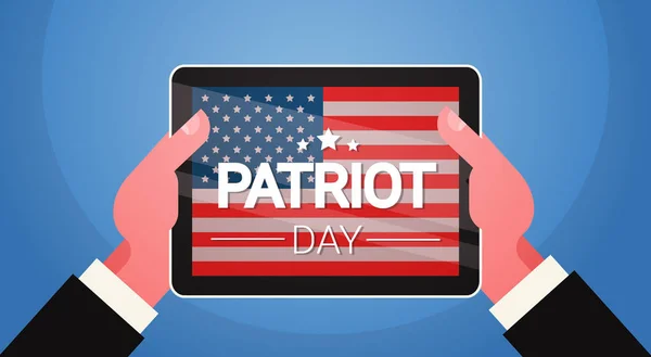 El ele tutuşur Tablet bilgisayar ile Amerika Birleşik Devletleri bayrağı Ulusal ABD Patriot gün tatil afiş — Stok Vektör